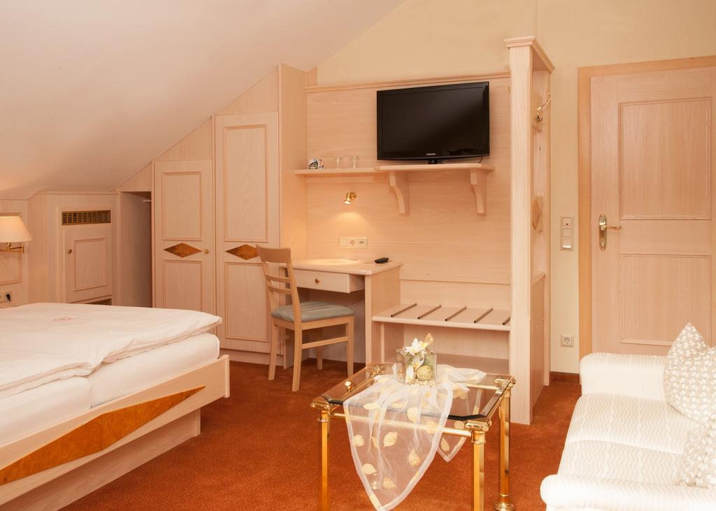 Hotel Zum Weissen Stein Kirchen  部屋 写真
