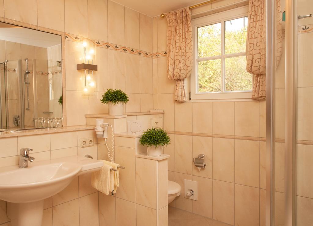 Hotel Zum Weissen Stein Kirchen  部屋 写真